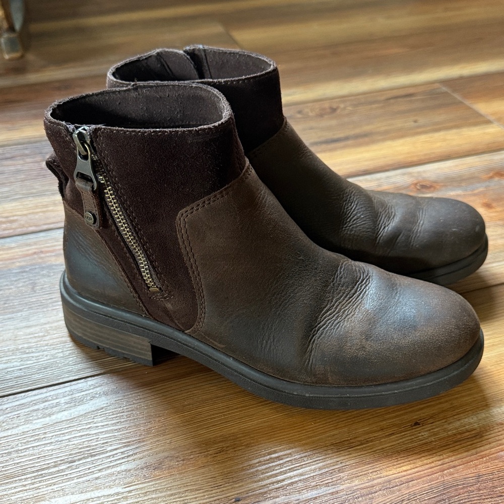 UGG Harrison Waterproof Bootie Stout Brown Leather 7M